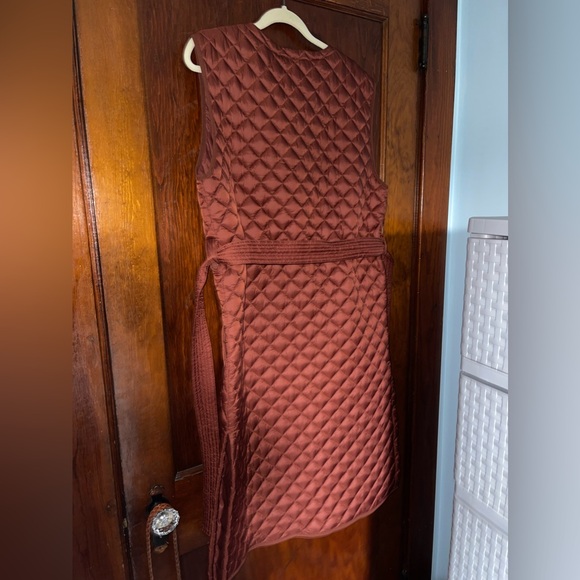 ATHLETA whisper featherless long puffer belted vest in copper Mahogany - Picture 4 of 9